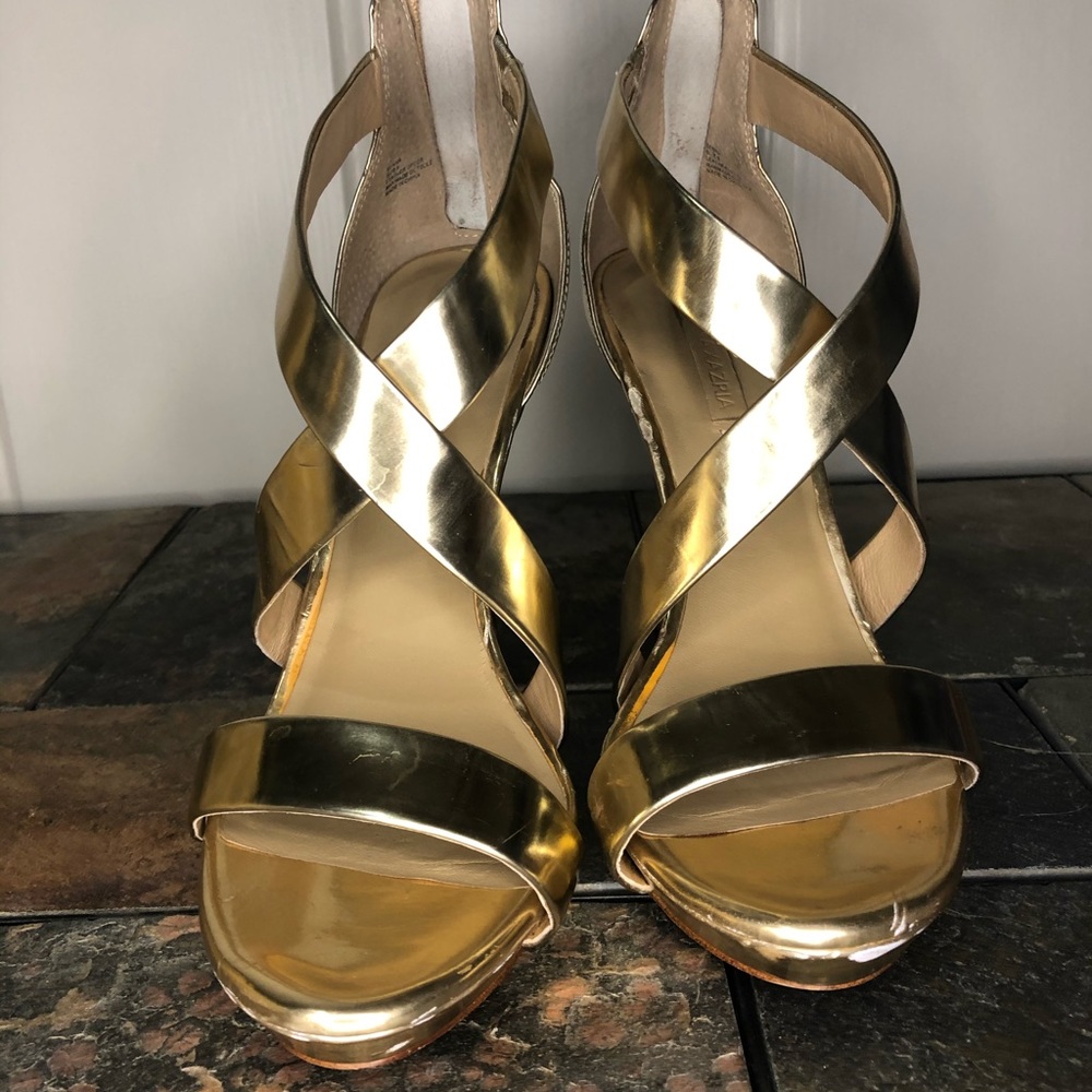 BCBG MAXAZRIA Patent Gold 4” Zip Heel Pumps Size 9